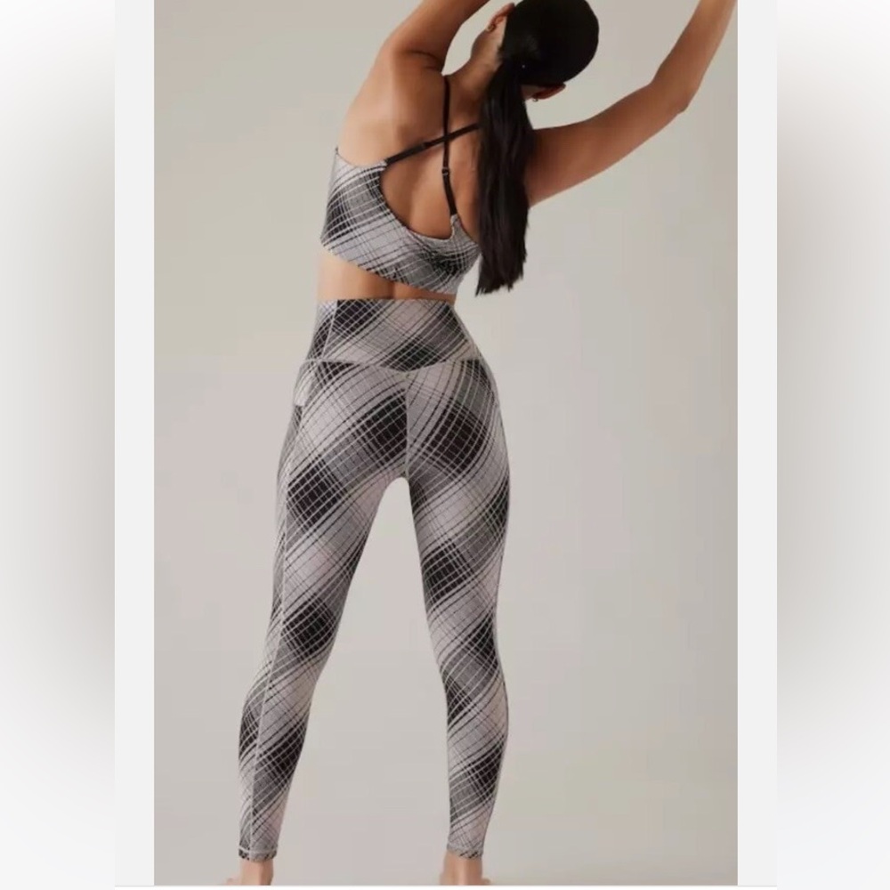 NWT Athleta interval stash 7/8 tight